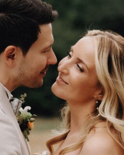 "Wir sind absolut begeistert von Lin! 🥰 Schon das Onboarding war super professionell. Sie hat uns im Vorfeld ausgiebig beraten und alle Fragen mit viel Geduld beantwortet. Gerade als Braut ist man ja ziemlich aufgeregt und kann den Ablauf schwer einschätzen, aber Lin hat uns mit ihrer ruhigen Art total abgeholt. Am Hochzeitstag selbst war sie einfach überall, ohne aufzufallen und die Fotos (Paarfotos, Gäste, Momente) sind einfach speechless geworden! 😍 Wenn irgendwann die Erinnerungen verblassen, bleiben uns dank ihr diese wunderschönen Bilder. (Wünsche wurden zu 100% umgesetzt, da unsere Heidi, ein Hund, auf den Fotos zur Geltung kommen musste) Ganz, ganz toll – absolute Empfehlung!"Mary & Frank ❤️Lin： danke🥰 🙏🥰Brautpaar @frank_sp_ @marymalibu Location @hausbootno1 Make-up @bunte_hautmua Dj @dj_crash_shakefm