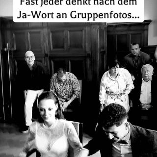 📌 Speichere dir das gern ab – diesen Tipp solltest du vor eurer Trauung kennen.Dieser Moment passiert direkt nach eurem Ja-Wort…Und genau deshalb wird er so oft übersehen.Nach der Trauung möchten alle gratulieren.Familie.Freunde.Gäste.Und plötzlich vergeht alles unglaublich schnell.Mein Tipp als Hochzeitsfotografin:Plant euch direkt nach der Trauung zwei Minuten nur für euch ein.Keine Gäste.Keine Ablenkung.Nur ihr beide.Denn genau in diesen ersten Sekunden als Ehepaar entstehen oft die emotionalsten Erinnerungen des ganzen Tages. 🤍Hi, ich bin Lin, Hochzeitsfotografin aus NRW.Hier teile ich echte Erfahrungen, kleine Tipps und besondere Momente aus Hochzeiten, die ich begleiten durfte.Wenn ihr gerade eure Hochzeit plant, freue ich mich, wenn ihr dabei bleibt. ✨