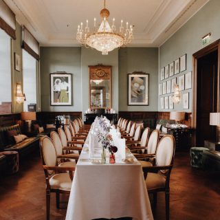 Elegante Räume, warmes Licht und eine besondere Atmosphäre. ✨Das Schloss Bensberg gehört zu den schönsten Hochzeitslocations in NRW. Schon vor dem Eintreffen der Gäste entstehen hier viele kleine Momente, die den Tag so besonders machen.📍 Schloss Bensberg@schlossbensberg #schlossbensberg #hochzeitnrw #hochzeitslocation #hochzeitsfotografin #hochzeitsfotograf