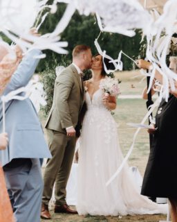 Am 12.Juli 2025 gaben sich Ann Katrin und Tobias am idyllischen Röttgenhof in Meerbusch @restaurant_roettgenhof das Ja-Wort.Die Zeremonie fand unter freiem Himmel statt – umgeben von alten Bäumen, sanften Wiesen und einer Atmosphäre, die den Röttgenhof so einzigartig macht. Die freie Trauung wurde von Traurederin @stilvolleworte_freie_rednerin mit viel Herz und persönlichen Worten durchgeführt und machte den Moment zu etwas ganz Besonderem.Es war ein Tag voller Emotionen, Liebe und gemeinsamer Erinnerungen – und zugleich der Beginn eines neuen Kapitels im Leben von Ann Katrin und Tobias.Hochzeitsfotograf @lin_photography_nrw Traurederin @stilvolleworte_freie_rednerin Location @restaurant_roettgenhof Brautkleider @brautbluete DJ @patrickvogtel #hochzeitslocation #röttgenhofmeerbusch #hochzeitsfotografdüsseldorf