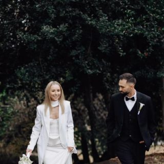 Am Tag eurer standesamtlichen Trauung entsteht auch eine kleine Serie von Paarfotos nur für euch. Ob ihr lauft, euch umarmt oder euch tief in die Augen schaut – ich fange diese natürlichen und berührenden Augenblicke mit meiner Kamera ein.#hochzeitsfotografie #hochzeitslocation #hochzeit2025 #weddingphotography #standesamtdüsseldorf #hochzeitsfotos