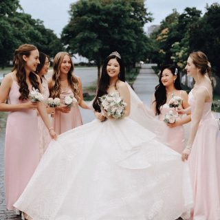 Braut und Brautfrau - so viel Nähe, Vertrauen und echte Emotionen. Ich durfte diese besonderen Momente festhalten und Teil dieses wunderschönen Tages sein#hochzeitslocation #wedding2026#hochzeitsplanung #hochzeitsfotograf #hochzeitsfotoshooting