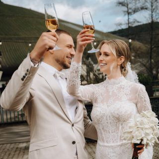 The wedding photos everyone ends up loving Most  Mocha Noir Wedding bei @ambient.moment Planung & Konzept: @ambient.momentLocation: @paulinerhof.eventlocation Deko/Floristik: @ambient.moment Fotograf: @lin_photography_nrw Content Creator: @sosocial.weddings Pyrotechnik & DJ: @zenner_events Bridal Dress: @himmelreich.bridalstore MUA: @elenathulRinge & Schmuck: @capolavoro.jewellery Couple: @dieukas_ Papeterie: @papeterie.medusa Torte: @cakery.by.cg