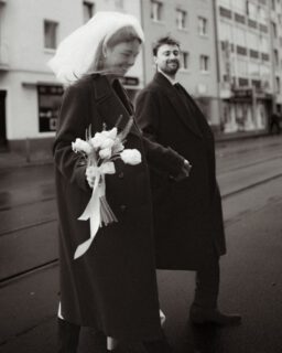 Ich bin zu ihnen gefahren, um sie abzuholen.Stau auf der Straße. Also stellte ich das Auto abund nahm ein Taxi —Ein paar leise Augenblicke haben wir eingefangen, ganz nebenbei.Dann gingen wir los, zu Fuß zum Standesamt in Düsseldorf.Sie gingen. Ich lief.Mit Kamera. Mit Herz.Ich wusste nicht,wie dieser Weg aussehen würde.Ob es dort „schöne“ Ecken gibt.Vielleicht war da nichts Besonderes.Und vielleicht ist genau das， das Besondere.Ich weiß nicht, was man „Ausdruck“ nennt.Aber ich weiß:Liebe braucht keine Bühne. Sie ist einfach da.Das hier sind nur Preview-Fotos.Und ich liebe sie jetzt schon so sehr. Und du?Ab heute probiere ich was neues: Die Texte sind einfach mit AI ins Deutsche übersetzt –vielleicht nicht perfekt, aber sie sind ehrlich.#standesamtlichetrauung #standesamt#trauung2026