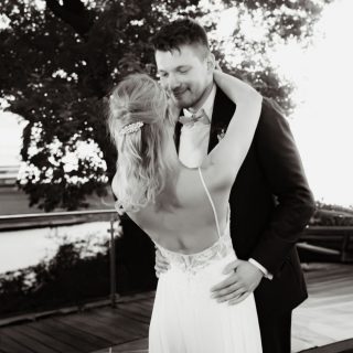 Manche Momente muss man gar nicht in Worte fassen. Kristin & Sven, danke, dass ich an eurem Tag dabei sein durfte. Plant ihr gerade eure Hochzeit? Schreibt mir gern eine Nachricht 🤍Location @jagdhausschellenberg Fotograf @lin_photography_nrw Florist @floris.vulgaris DJ @crunchyandcreamy_47 #hochzeitsfotografin #hochzeitessen #weddingnrw #düsseldorfhochzeit #documentarywedding #editorialwedding #brautpaar #hochzeit2025 #ruhrgebiethochzeit