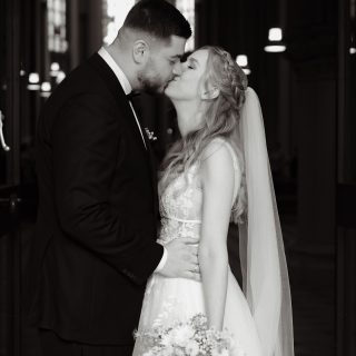 Am 31.05.2025 durfte ich als Fotografin die wundervolle kirchliche Trauung von Miriam und Dennis in Düsseldorf begleiten. Die beiden gaben sich in einer emotionalen Zeremonie das Ja-Wort, umgeben von Familie und Freunden. Es war ein Tag voller Liebe, strahlender Gesichter und besonderer Momente, die ich in wunderschönen Bildern festhalten durfte.Brautkleider von @maleika_brautboutique