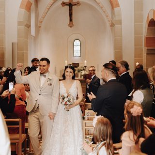 Am 7. Juni 2025 gaben sich Sophie und Gaetano in einer festlich geschmückten Kirche das Ja-Wort.Ein Tag voller Liebe, familiärer Nähe und tiefer Verbundenheit – ein Tag, der für immer in unseren Herzen bleiben wird.❤️Brautpaar @miss.sophies @gaeta1605 Fotograf @lin_photography_nrw Location @pflanzbar.wantikow Meerbusch #hochzeitsfotograf #kirchlichetrauung #kirchlichehochzeit #hochzeit2026#wedding#kaarst