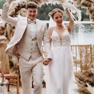 ✨ Als Robin und Cynthia sich am 23.08.2025 zum ersten Mal an ihrem großen Tag sahen, lag ein besonderer Zauber in der Luft. Es war der Augenblick, in dem beide spürten: Heute beginnt unser gemeinsames Abenteuer für immer. ✨Hochzeitsfotograf @lin_photography_nrw Location @strandperleduesseldorf Florist @hochzeitsdeko_dekodiamant Hochzeitsrederin @marmeladenglasmomente_mitjana Make-up Artistin @lenagrabowska.beauty.atelier Catering @formbarevents #hochzeitsfotografie #hochzeitslocation #hochzeit2025 #weddingphotography #hochzeitsfotos