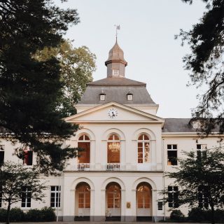 Eine Hochzeit ist einer der schönsten Tage im Leben – und die Wahl der Location spielt dabei eine entscheidende Rolle. Wer von einer märchenhaften Kulisse träumt, findet im Schloss Eller @schlosseller in Düsseldorf den perfekten Ort. Das historische Anwesen vereint Eleganz, Romantik und ein einzigartiges Ambiente, das jede Feier unvergesslich macht. In diesem Jahr durfte ich bereits zweimal Hochzeiten im Schloss Eller fotografieren – und ich kann mit voller Überzeugung sagen: Eine Hochzeit hier ist weit mehr als nur ein Fest. Sie ist ein Erlebnis, das Brautpaar und Gäste gleichermaßen verzaubert. #hochzeitsplanung #hochzeitslocation #wedding2025 #schlosseller