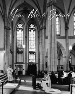 Eine kirchliche Trauung ist so viel mehr als ein „Ja-Wort“.Es ist der Moment, in dem Zeit kurz stillsteht.Der Einzug, leise Schritte, zitternde Hände.Blicke, die mehr sagen als tausend Worte.Tränen, die man nicht zurückhalten will.Für viele Paare ist die Kirche ein Ort voller Bedeutung. Ein Ort für Vertrauen, für Hoffnung und für Segen. Für „Du & Ich – und Gott mitten unter uns“.📷 Kirchliche Hochzeiten begleite ich mit viel Respekt, Ruhe und Herz.✨ Emotional. Authentisch. Zeitlos.#kirchlichetrauung #kirchlichehochzeit #hochzeitsinspiration #emotionalehochzeit hochzeitsfotografin weddingstory echtstattperfekt liebeundglaube