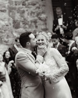 Louisa & Hicham 🤍✨Zwei Herzen, zwei Kulturen, eine Liebesgeschichte.❤️Das Ja-Wort hoch oben im Schloss Hohenlimburg – ruhig, emotional, ganz nah bei sich.Danach wurde im Romantik Hotel Neuhaus weitergefeiert: laut, bunt und voller marokkanischer Traditionen.💥@louuo.d Genau diese Mischung macht Hochzeiten für mich so besonders – echte Gefühle, echte Menschen, echte Momente. ✨#hochzeit #schlosshochzeit #schlosshohenlimburg #marokkanischehochzeit #hochzeitsreportage loveislove destinationweddinggermany authenticwedding weddingstorytelling