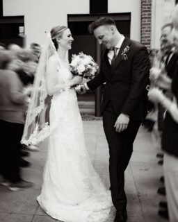 Was für eine wunderbare Hochzeit@pierrelettmann ❤️ FranziEin Tag voller Momente, die man nicht in Worte fassen kann – aber zum Glück in Bilder. 🤍Hochzeitfotografin @lin_photography_nrw Location @schloss_hochzeit Floristin @hochzeitsdeko_dekodiamant Make-up Artistin @lenagrabowska.beauty.atelier Brautkleider @weddingworld.de #wedding2027#schlosshochzeit #schlosshorst