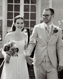 Julia & Alex haben Ja gesagt — im Marmorsaal von Schloss Benrath ✨Rosa Fassaden, hohe Alleen und ein Brautpaar, das den ganzen Tag nicht aufgehört hat zu lächeln. Von der Fahrt zum Standesamt über das Jawort unter den Kronleuchtern bis zur ersten Tanzrunde am Abend — ein Tag wie aus einem Roman.Danke für euer Vertrauen, Julia & Alex ❤️Fotografie: @lin_photography_nrwLocation: Schloss Benrath, Düsseldorf#schlossbenrath #hochzeitsfotografie #brautpaar #weddinginspiration #linphotography #fineartwedding #duesseldorfwedding #standesamtlichetrauung