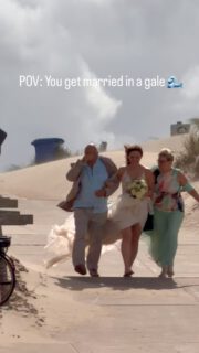 Der Wind wurde zu einem einzigartigen Teil ihrer Hochzeitsgeschichte. 🌊💨Als Hochzeitsfotografin liebe ich es, unplanbare und einzigartige Momente festzuhalten – denn genau diese Augenblicke lassen sich nicht wiederholen. 🤍Vielleicht sind es genau diese Momente, an die sie sich später am liebsten erinnern werden.Wedding photographer @lin_photography_nrw Assistent @yuzewoo Location @princegeorge.camperduin Make-up @sarayverlinden DJ @djmouws Brautpaar @nicolinluecke @jan_paul_ Brautkleider @susannas_brautmode #weddingphotography