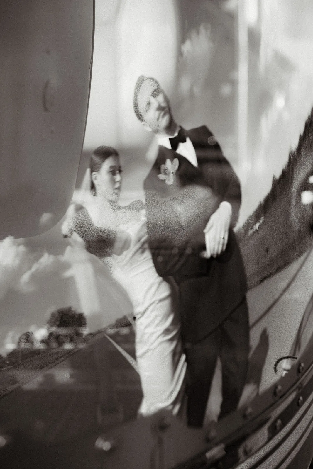 Brautkleid vor dem Helicopter — elegantes Fotoshooting NRW