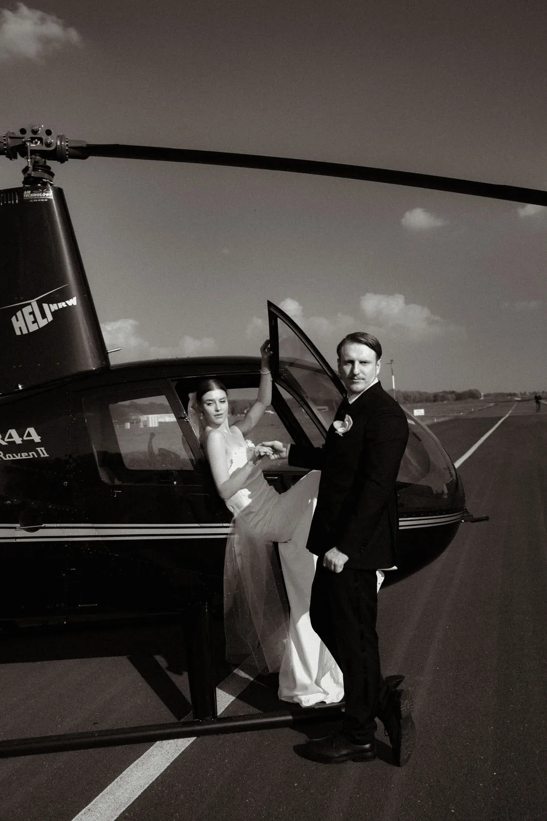 Elegantes Brautpaar vor dem Helicopter — Content Day NRW