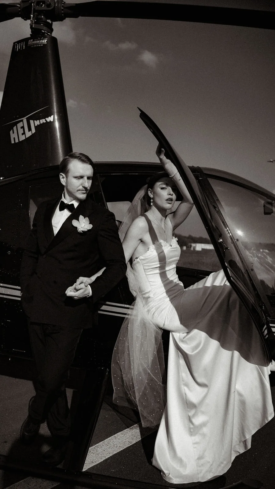 Bräutigam vor dem Helicopter — elegantes Editorial Shooting NRW