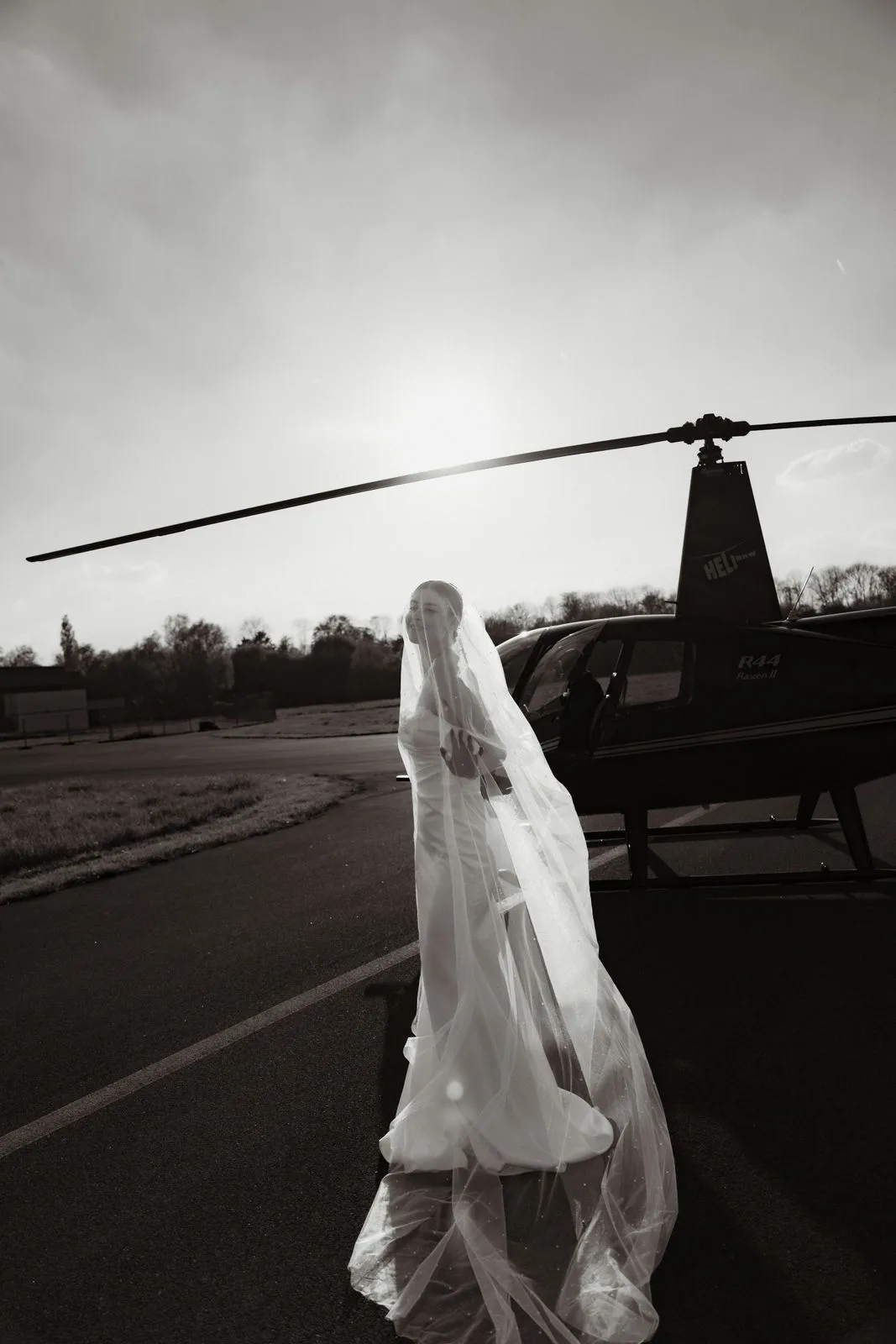 Brautpaar fliegt mit dem Helicopter — Helicopter Fotoshooting NRW
