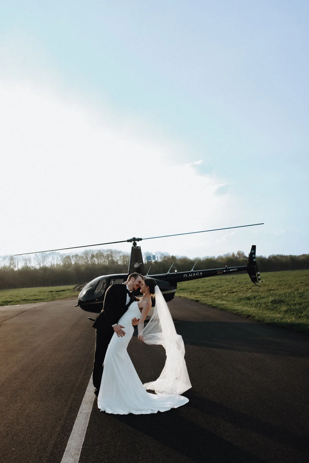 Brautpaar lacht — Helicopter Fotoshooting Mönchengladbach