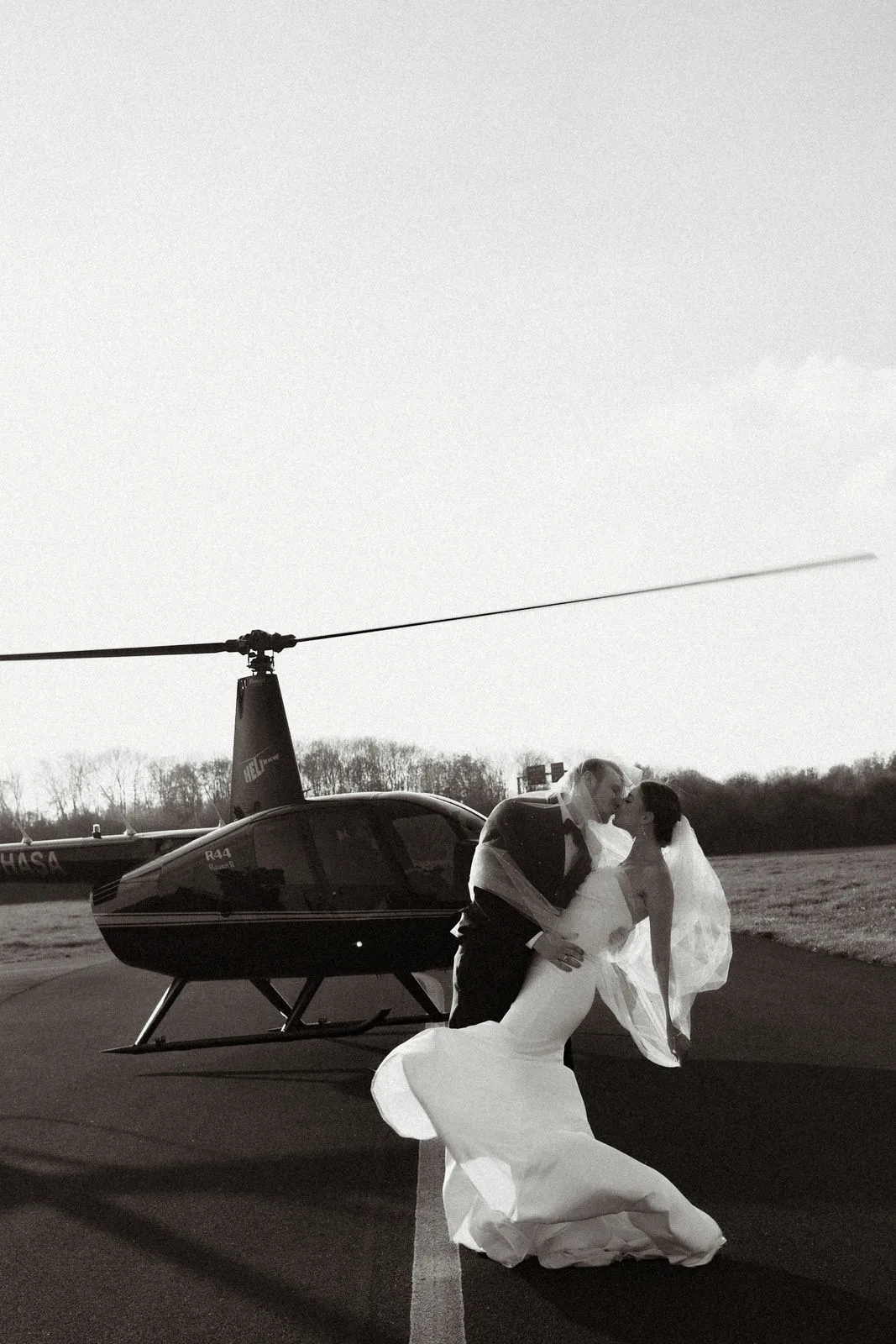 Brautpaar umarmt sich — Helicopter Styled Shooting NRW
