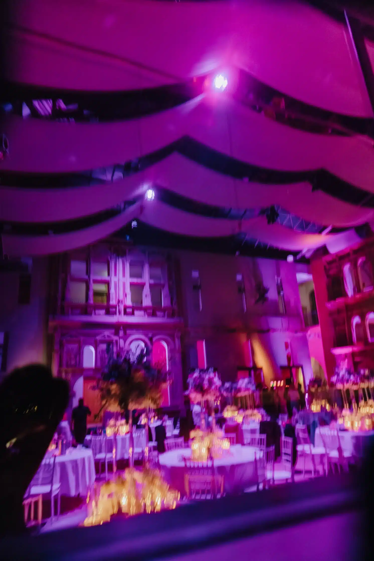 Festsaal Schloss Horst mit violettem Licht – Hochzeitsfeier
