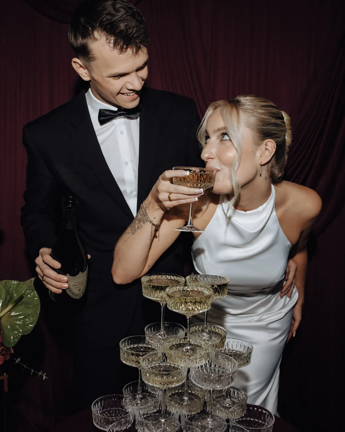 Brautpaar mit Champagner – Hochzeitsfotografie von Lin